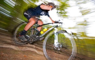 Mtb t-shirt – loosefit cykeltrøjer Billede af mountainbiker med loosefit troeje