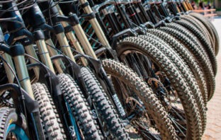 Brede mtb dæk – Fordele og ulemper Billede af mountainbikes med forskellige dæk på