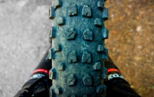 Opretning af skævt og ujævnt mountainbikedæk – sådan gør du Billede af skævt mtb dæk